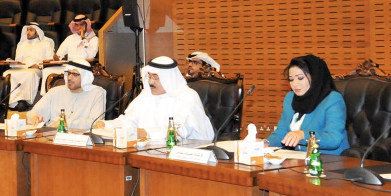 جميلة سلمان عضو مجلس الشورى البحريني ودخالد ال خليفة ودجمال السويدي مدير مركز الامارات للدراسات والبحوث 