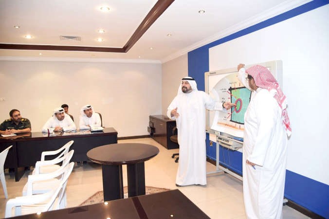 الشيخ دطلال الفهد يشرح للحضور كيفية عمل اللجان خلال الاجتماع﻿