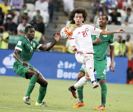 الاماراتي عمر عبدالرحمن عموري محاصرا بين السعوديين عبدالله الزوري وعبدالملك الخيبريافپ﻿