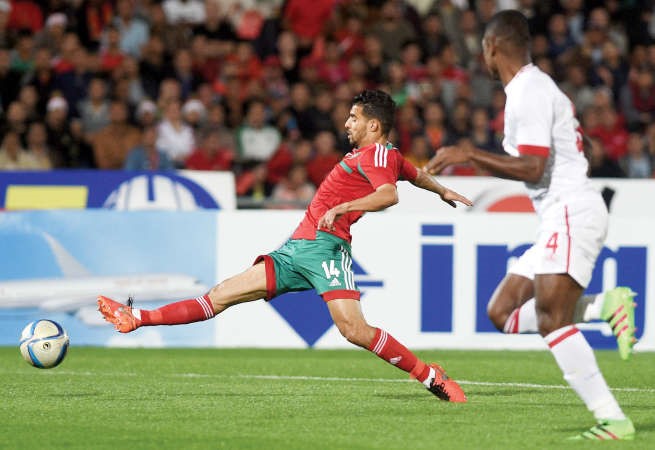 اللاعب المغربي مبارك بوصوفة يحاول ترويض الكرة امام مدافع الراس الاخضرافپ﻿