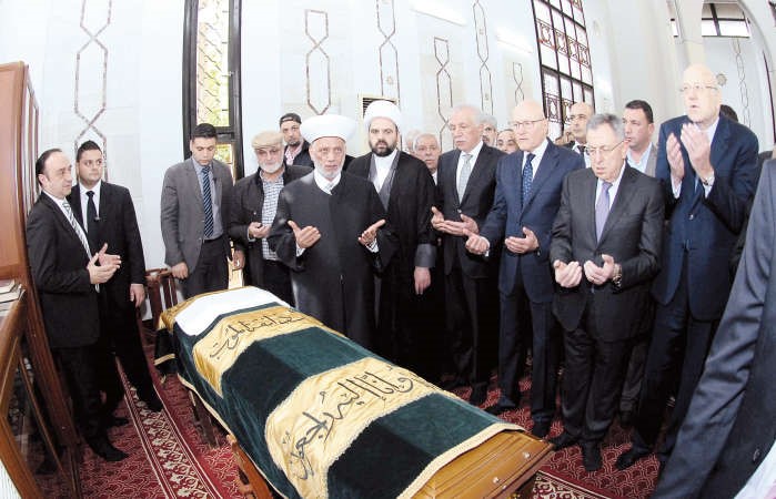 مفتي لبنان الشيخ عبد اللطيف دريان في جامع الخاشقجي خلال صلاة الجنازة على روح والدة الرئيس تمام سلام محمود الطويل