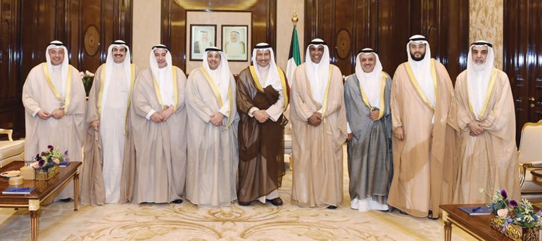 سمو رئيس مجلس الوزراء الشيخ جابر المبارك متوسطا يعقوب الصانع واعضاء الهيئة العامة لمكافحة الفساد﻿