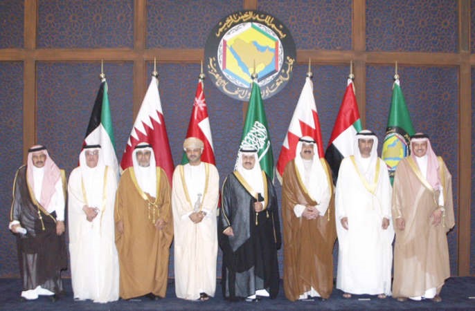 خالد الجارالله متوسطا ممثلي الوفود الخليجية في الاجتماع