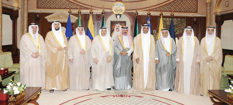سمو ولي العهد الشيخ نواف الاحمد مستقبلا يعقوب الصانع والمستشار عبدالرحمن النمش والمستشار رياض الهاجري ومشاري المطيري وداوود الجراح ومحمد السبيعي وعبدالوهاب المزيني ولؤي الصالح﻿