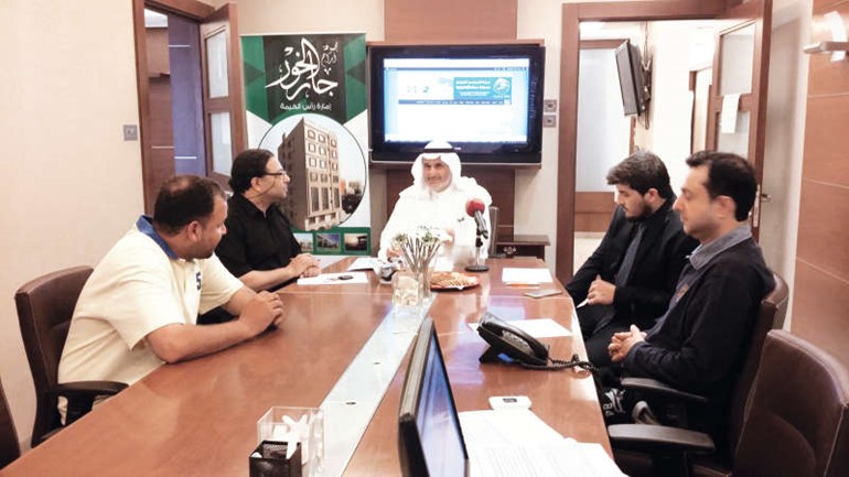 مبارك المطوع اثناء المؤتمر الصحافي