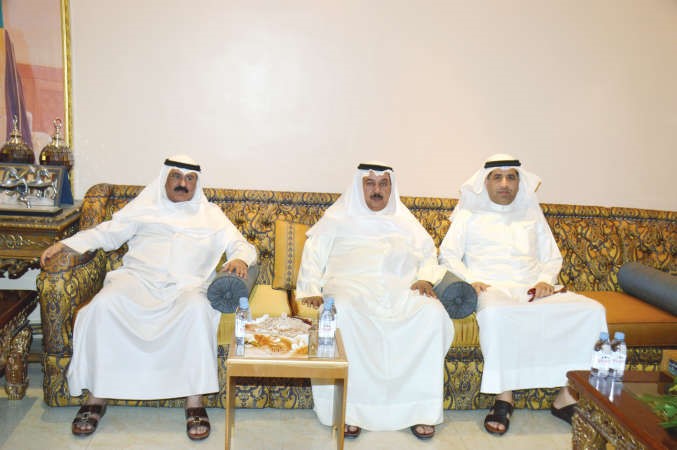 د عودة الرويعي وخلف دميثير مع احد الحضور﻿