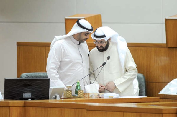 الشيخ محمد العبدالله ود علي العمير في حديث على هامش جلسة امس	 هاني الشمري﻿