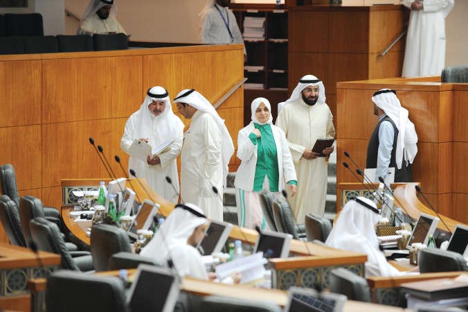 دعلي العمير وهند الصبيح خلال الجلسة﻿