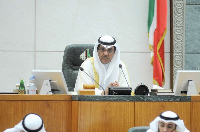 مبارك الخرينج مترئسا جانبا من جلسة امس﻿