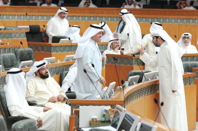 علي الخميس في حديث مع عيسى الكندري خلال الجلسة﻿