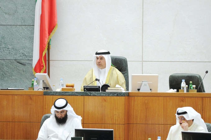 عبدالله التميمي مترئسا جانبا من جلسة امس﻿