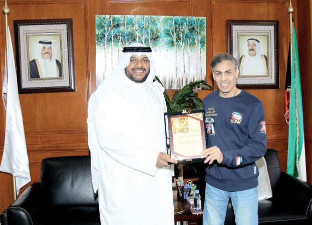 الشيخ احمد المنصور مع اللاعب طارق القلاف 