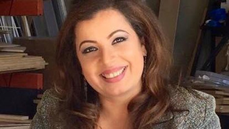 المذيعة منى رومان