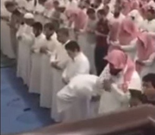 بالفيديو.. لحظة خروج "جن" بصوت أنثى من جسد رجل أثناء الصلاة في مسجد بالسعودية 