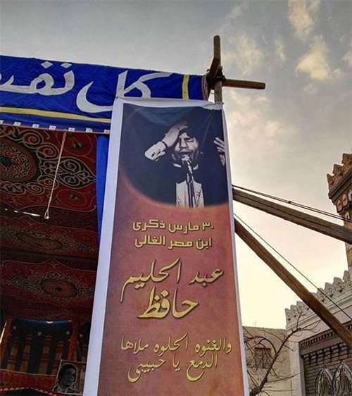 بالفيديو والصور.. يزينون قبر عبدالحليم حافظ استعداداً للاحتفال بذكرى وفاته الـ39