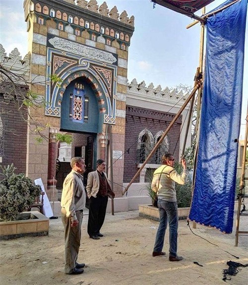 بالفيديو والصور.. يزينون قبر عبدالحليم حافظ استعداداً للاحتفال بذكرى وفاته الـ39