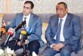 دخالد السهلاوي ودفهد الابراهيم خلال حفل التكريم 