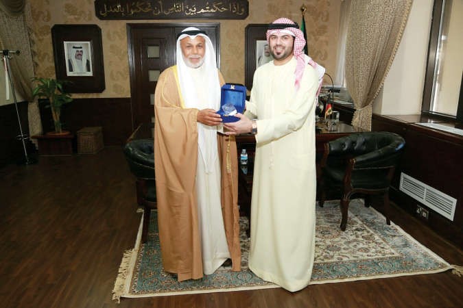 القاضي علي المدحاني مكرما المستشار يوسف المطاوعة