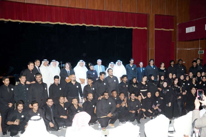 دبدر العيسى ودمحمد الديهان مع المكرمين وعدد من الطلبة المشاركين في الحفل﻿