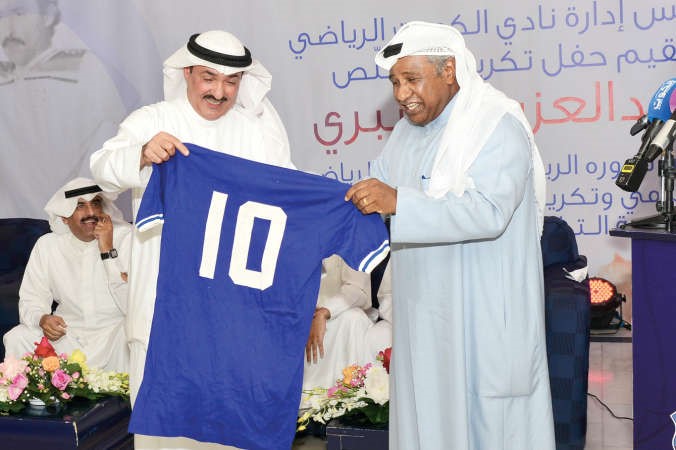 سعد الحوطي يهدي العنبري فانيلة المخلص ﻿