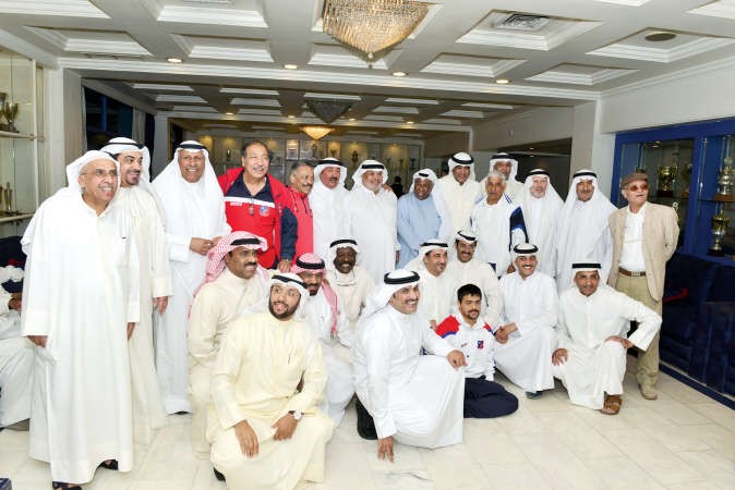 المحتفى به العنبري مع عدد من نجوم الكرة والمدربين والحضور ﻿