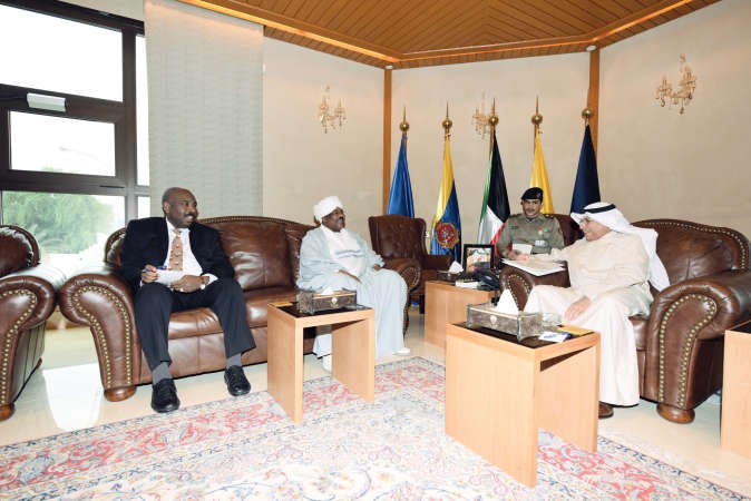 الشيخ خالد الجراح مستقبلا السفير السوداني في الكويت محيي الدين سالم﻿