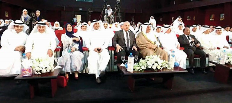 الشيخ سلمان الحمود ود بدر العيسى يتابعان البرنامج