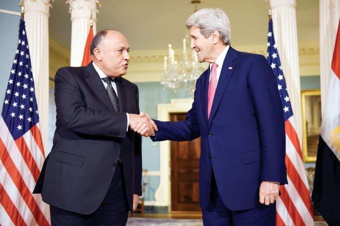 ﻿﻿وزير الخارجية الاميركي جون كيري مستقبلا نظيره المصري سامح شكري في مقر الخارجية الاميركية امس الاول	اپ﻿