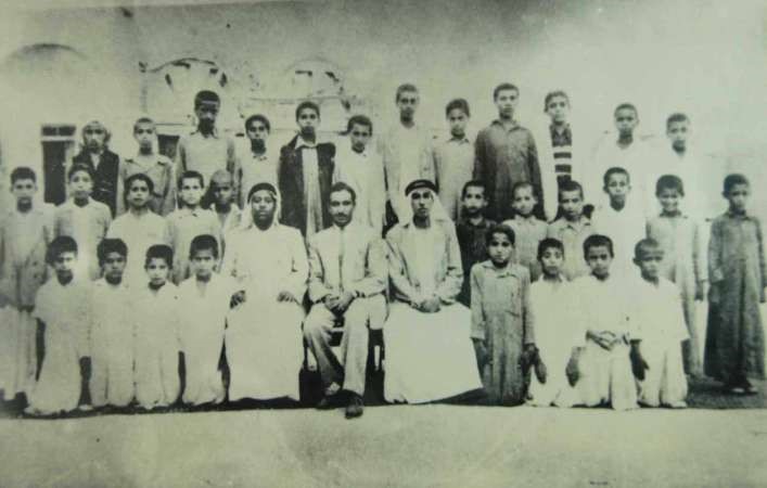 محمد العبدالسلام والمرحوم صالح شهاب وطلبة مدرسة الصديق المتوسطة