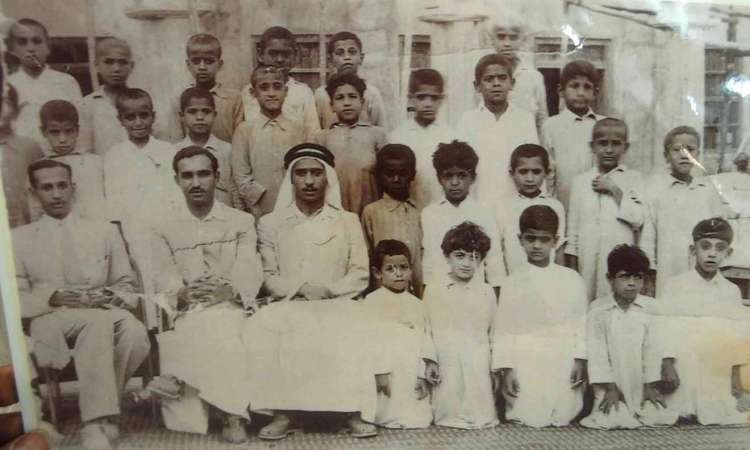 محمد العبدالسلام مع مجموعة من الطلبة في مدرسة الصباح