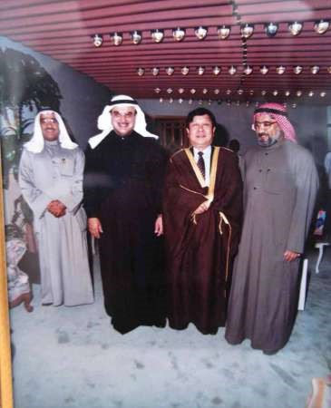 ومع احد المديرين الاجانب اثناء زيارته للكويت