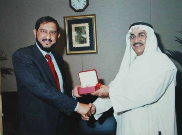 محمد العبدالسلام مع رئيس مجلس ادارة شركة نفط الكويت احمد العربيد