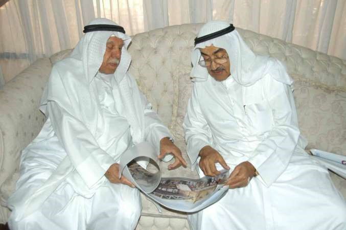 محمد العبدالسلام يطلع الزميل منصور الهاجري على بعض الصور خلال اللقاء محمد هاشم