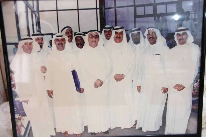 محمد العبدالسلام مع مجموعة من موظفي شركة نفط الكويت