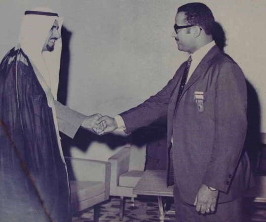 امير الكويت الراحل الشيخ جابر الاحمد -رحمه الله- مصافحا محمد العبدالسلام في احدى المناسبات 