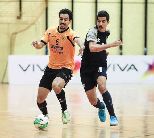 لاعب القادسية عبدالرحمن الوادي يحاول الحصول على الكرة﻿