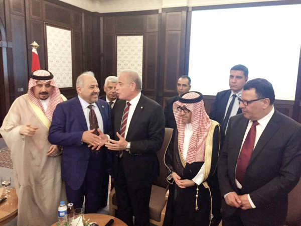 دبندر بن فهد ال فهيد واللواء خالد فودة وسامي محمود خلال افتتاح الملتقى
