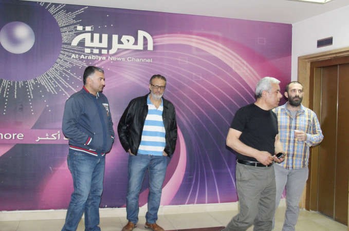 عدد من موظفي قناة العربية امام مدخل المحطة في وسط بيروت بعد ابلاغهم باقفالها محمود الطويل