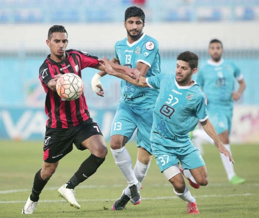 صراع على الكرة بين عمر الحبيتر وسعد فؤاد	 الازرقكوم﻿