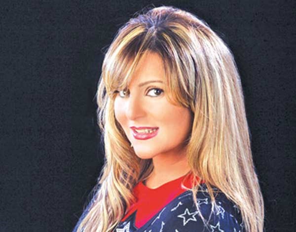 رانيا محمود ياسين تنشر صورة نادرة من حفل خطوبتها