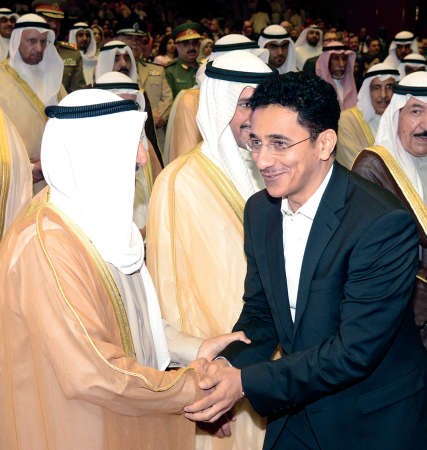 صاحب السمو الامير مصافحا القعود خلال حضور سموه الاوبريت الوطني البيت العود الذي قدم العام الماضي﻿