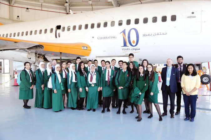 طلاب المدرسة مع موظفي الكلية الاسترالية﻿