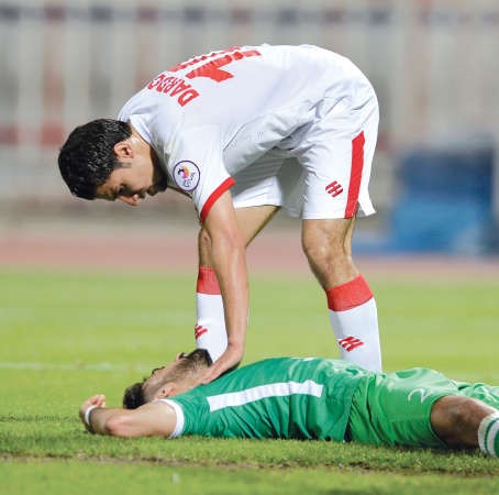 الاردني حمزة الدردور يطمئن على احمد ابراهيم في لقاء سابق الازرقكوم