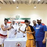 تسليم الكاس لكابتن الكويت مساعد العتيبي﻿