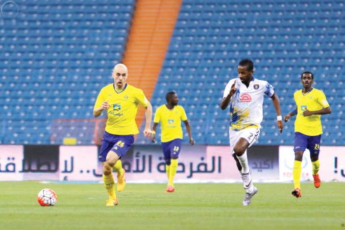 لاعب النصر ادريان ينطلق بالكرة وسط ملاحقين من دفاع التعاون
