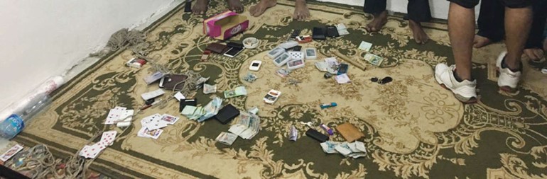 صالة القمار الاسيوية وعليها اوراق اللعب والنقود ﻿