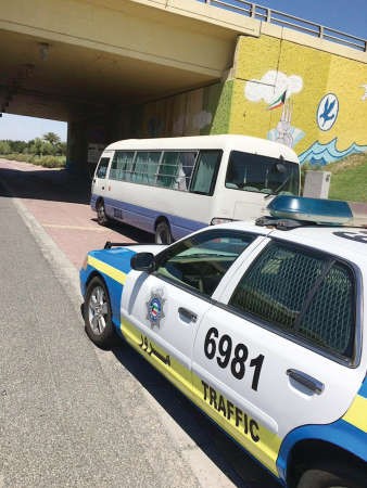 الدوريات تحيط بالباص﻿