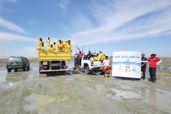 جانب من المرحلة الثالثة من حملة فريق الغوص الكويتي لتنظيف جزيرة ام النمل﻿