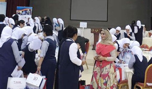 الايود مع الطالبات في المعرض
