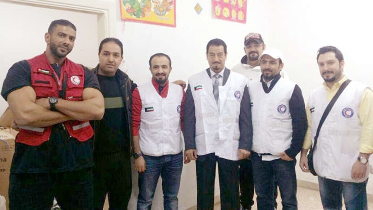 دحمد الدعيج يشارك في توزيع المساعدات على اللاجئين السوريين بالاردن ﻿